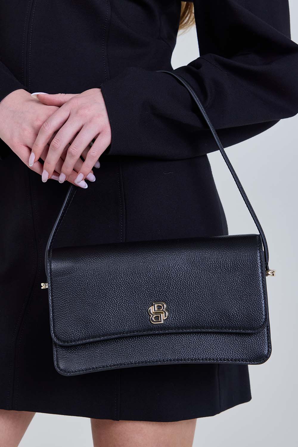 תמונת כל הלוק של תיק כתף מעור